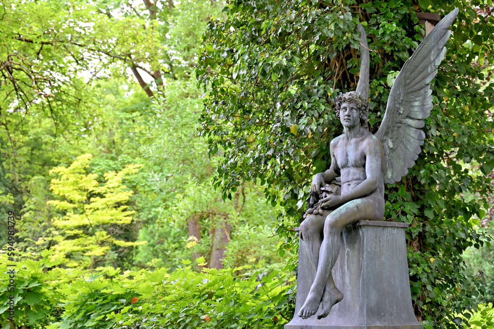 Sitzende Engelsstatue an einer Grabstelle