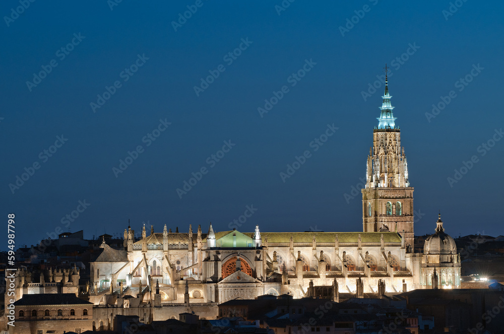 Obraz premium Celestial Splendor: The Nighttime Beauty of Toledo's Illuminated Cathedral