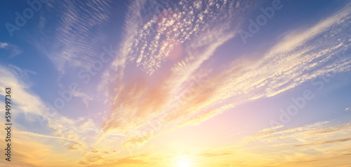 Foto The rays of the sun breaking through the clouds in the evening or in the morning in the sunset or dawn sky