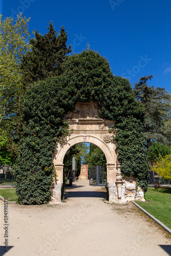 Arco del desaparecido Monasterio de San Jerónimo (1535), instalado hoy en el parque del Castillo. Zamora, Castilla y León, España.