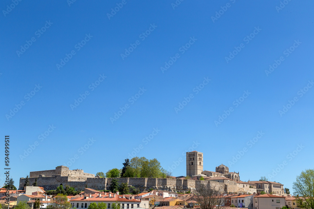 Vista panorámica de la catedral, muralla y castillo de Zamora. Castilla y León, España.