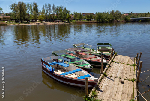 Coloridas barcas de madera amarradas en un pequeño pantalán en el río Duero a su paso por la ciudad de Zamora. © Nandi Estévez