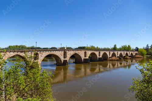 Puente de Piedra  siglo XIII . Zamora  Castilla y Le  n  Espa  a.