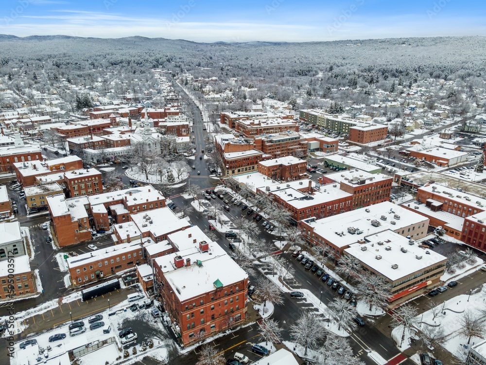Naklejka premium Aerial view of residential buildings and roads covered in the snow in Keene, New Hampshire
