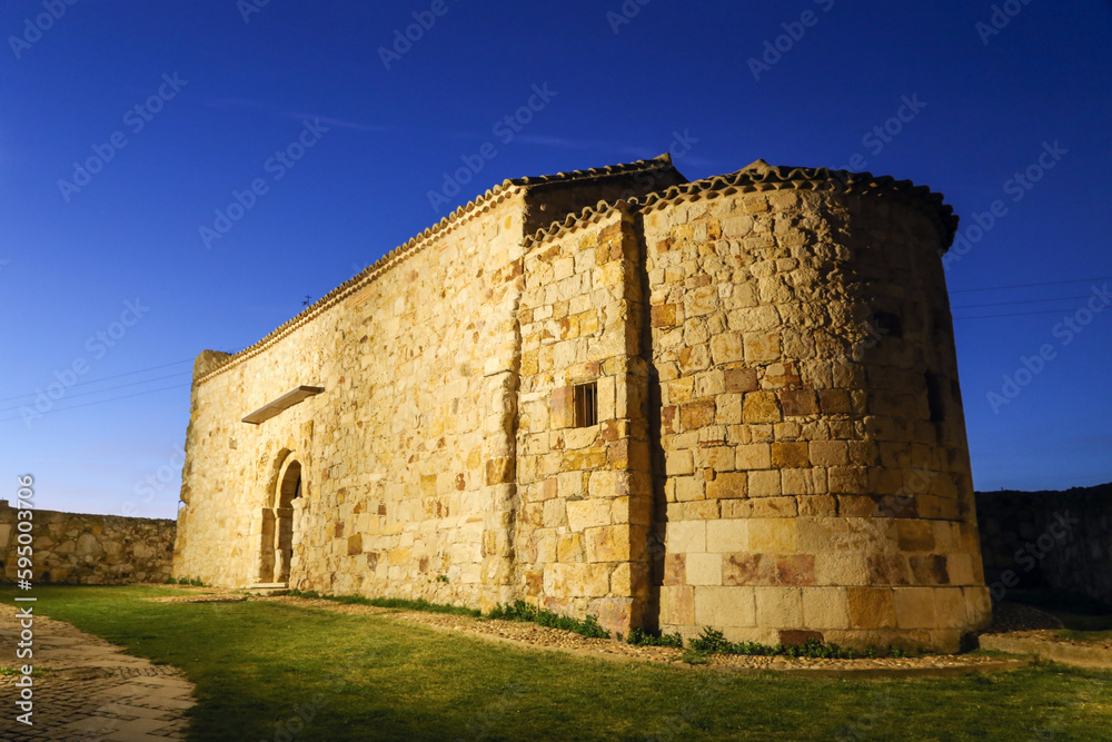 Iglesia románica de Santiago el Viejo (siglos X-XI). foto nocturna. Zamora, Castilla y León, España. Iglesia románica de Santiago el Viejo (siglos X-XI). foto nocturna. Zamora, Castilla y León, España.