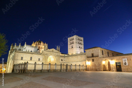 Vista nocturna de la catedral de Zamora (siglo XII). Fue declarado Monumento Nacional en 1889. Zamora, Castilla y León, España.