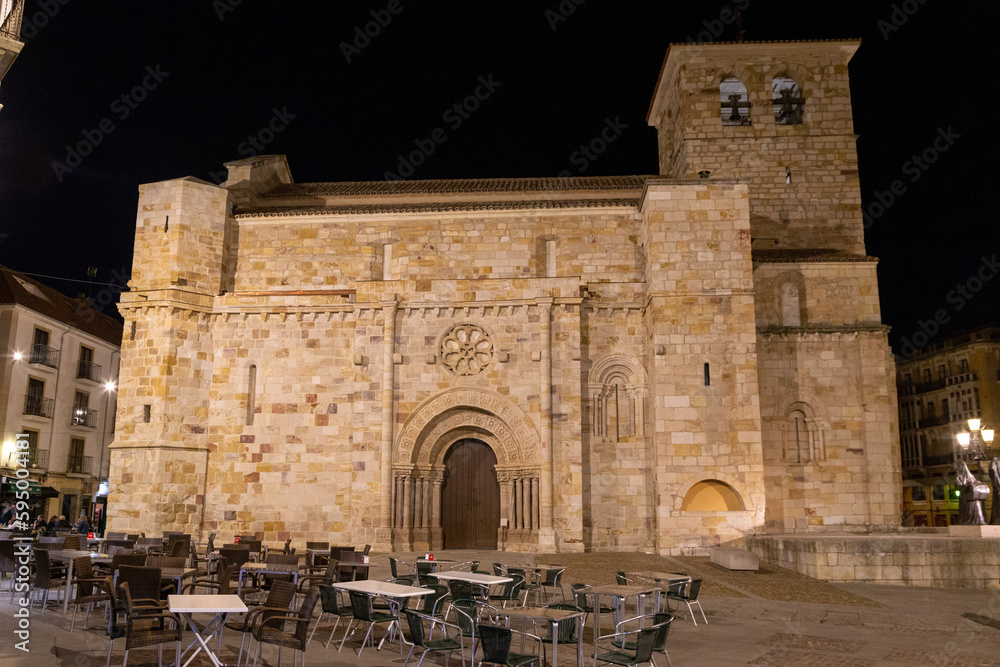 Iglesia románica de San Juan Bautista (siglos XII-XIII). Fotografía nocturna. Zamora, Castilla y León, España.
