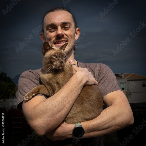 Obraz na płótnie portrait of a man with a cat w salonie