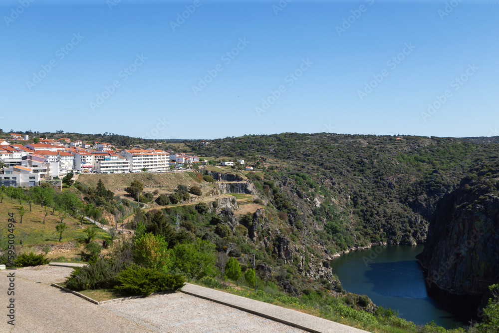 El río Duero a su paso por Miranda do Douro. Frontera entre Portugal y España.