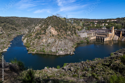 Fototapeta Naklejka Na Ścianę i Meble -  El río Duero desde el mirador de la cascada de Villalcampo. Villalcampo, Castilla y León, España.