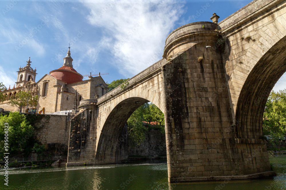 Bonita vista de la ciudad portuguesa de Amarante con el puente y la iglesia de São Gonçalo. Portugal.