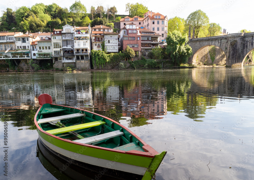 Una colorida barca amarrada en la orilla del río Tâmega. Amarante, Portugal.