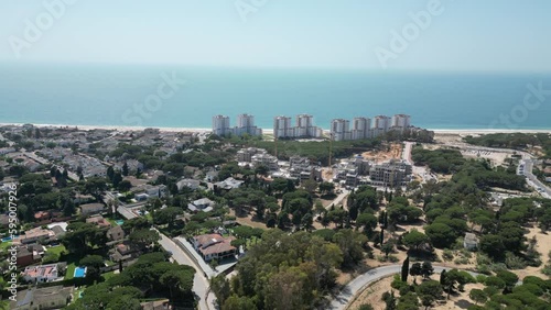 Vista aérea de pinar cerca de la playa en El Puerto de Santa María, Cádiz, Andalucía.