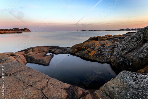 Spacer po zachodzie słońca na pieknej wyspie photo