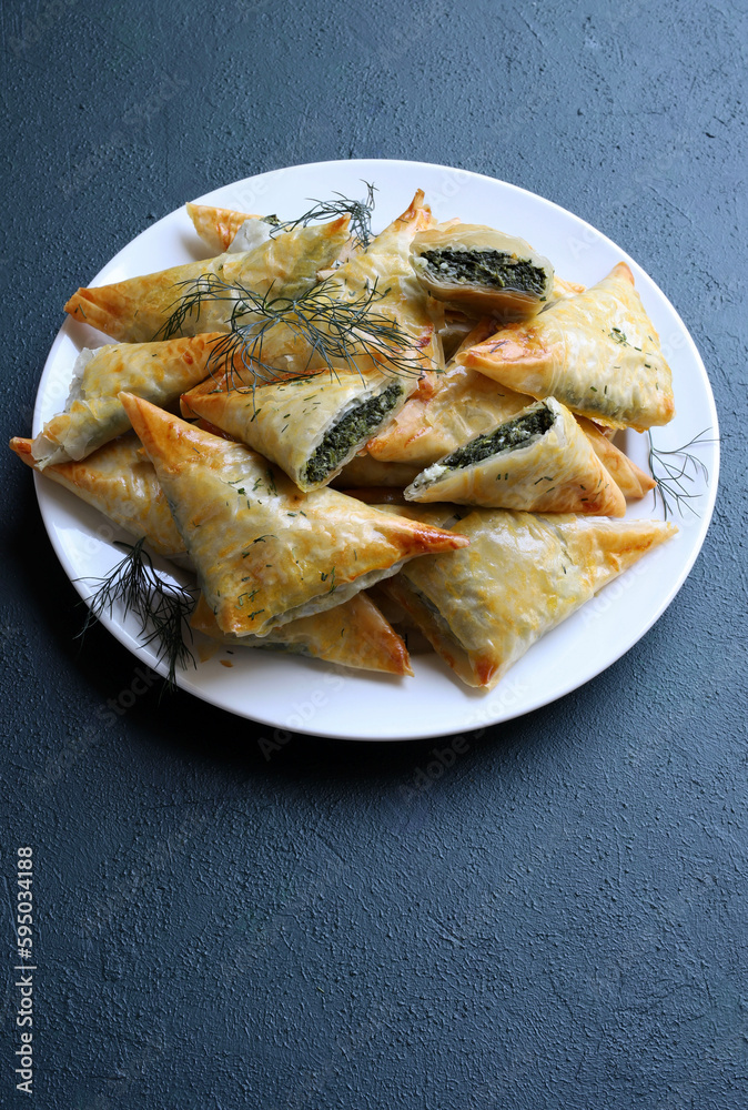 Cucina tradizionale greca. Spanakopita, triangoli croccanti di pasta