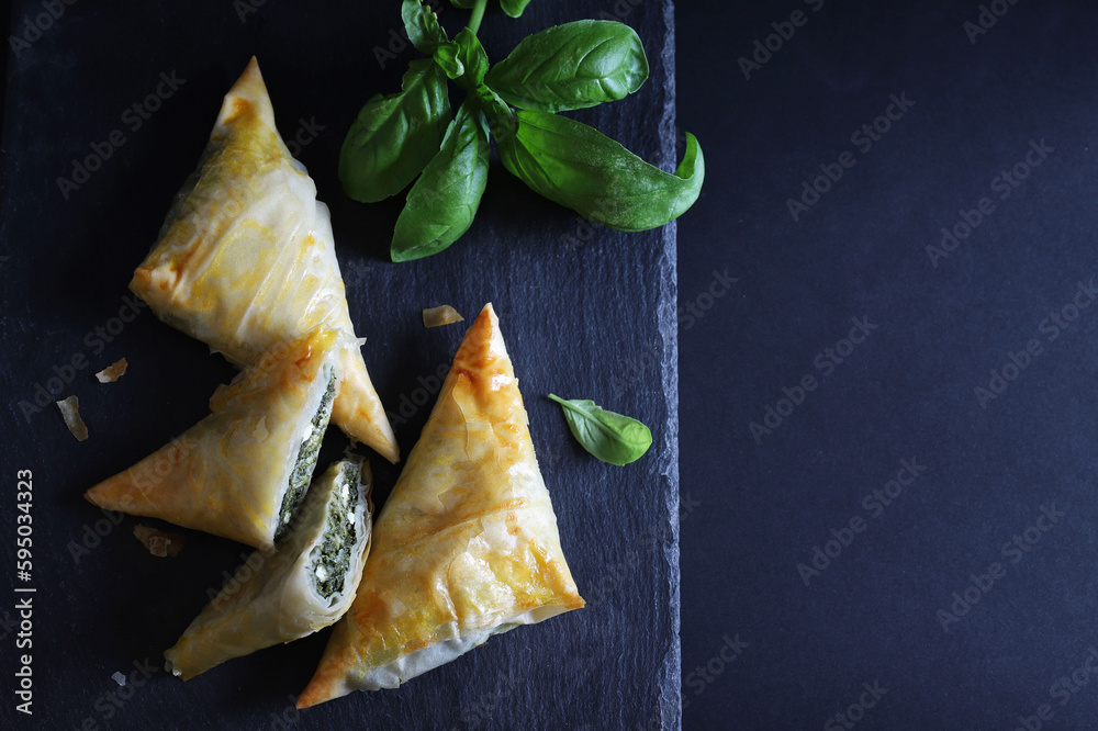 Cucina tradizionale greca. Spanakopita, triangoli croccanti di pasta