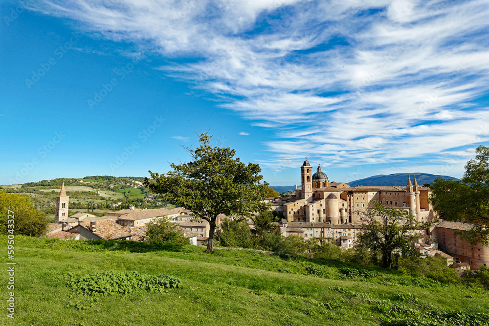 Fototapeta premium Urbino Blick auf die Stadt mit Landschaft
