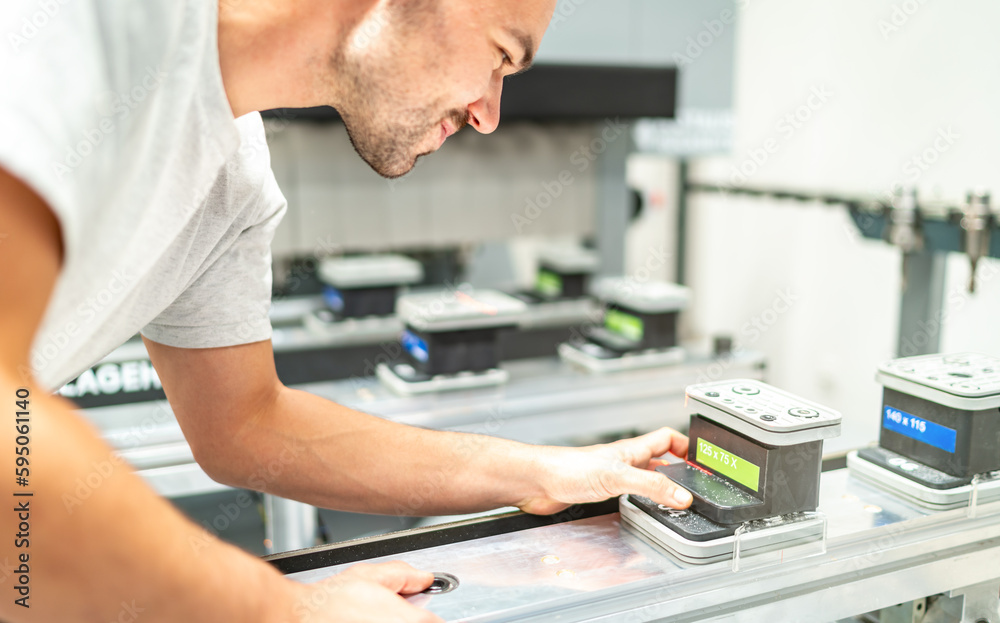 Facharbeiter rüstet die CNC Fräsmaschine Facharbeiter rüstet die CNC Fräsmaschine