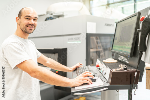 CNC Fachkraft am Terminal Pult