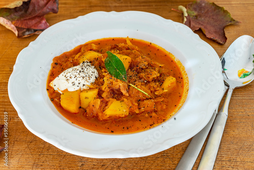 sauerkraut suppe gulasch im teller 