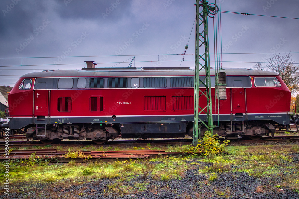 Fototapeta premium Alte Diesellokomotive mit Eisenbahner Nostalgie