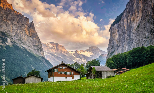 Lauterbrunnen, Suiza. Casa del campo photo