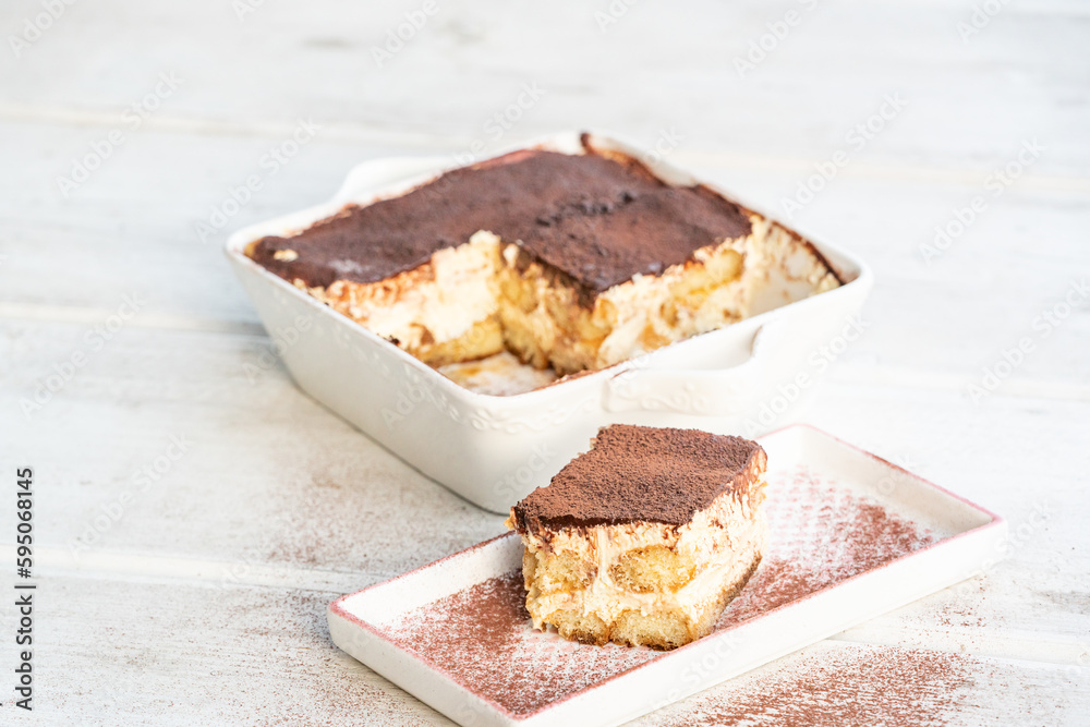 Tiramisu Tira misu in einer Schale angerichtet Tiramisu Tira misu in einer Schale angerichtet