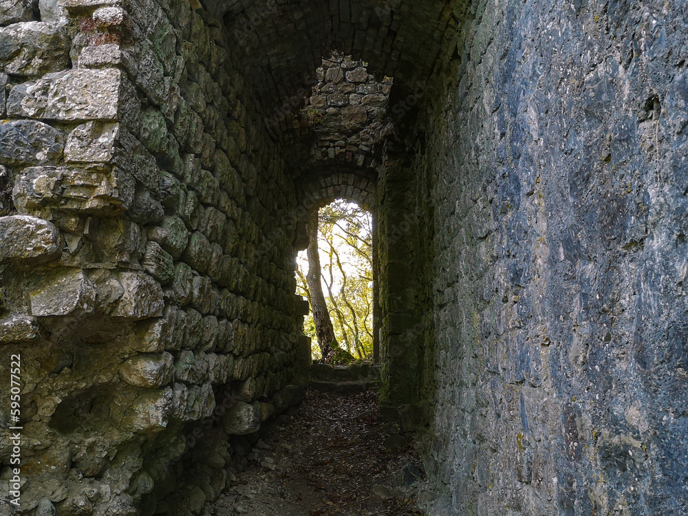 tunnel tra le mura antiche di un castello medievale