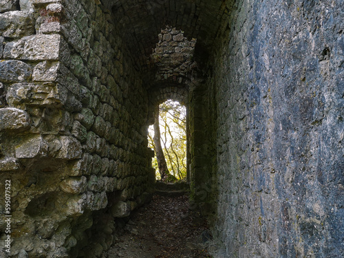 Fototapeta Naklejka Na Ścianę i Meble -  tunnel tra le mura antiche di un castello medievale