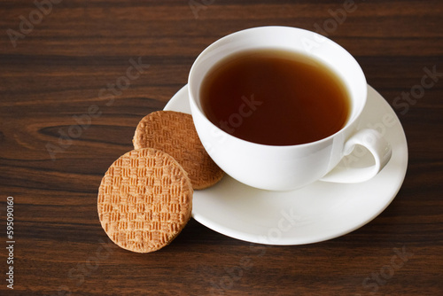 Taza de te Negro y galletas saludables. 