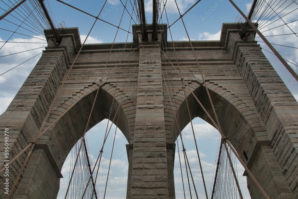 Obraz premium Iconic Brooklyn Bridge in New York City, featuring its suspended cables stretching out to each side