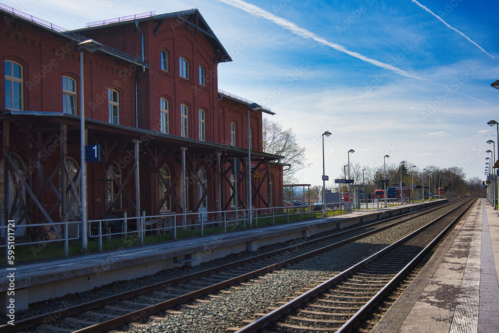 Bahnhof, Haltestelle, Bahnsteig in Stadtroda, Thüringen, Deutschland
