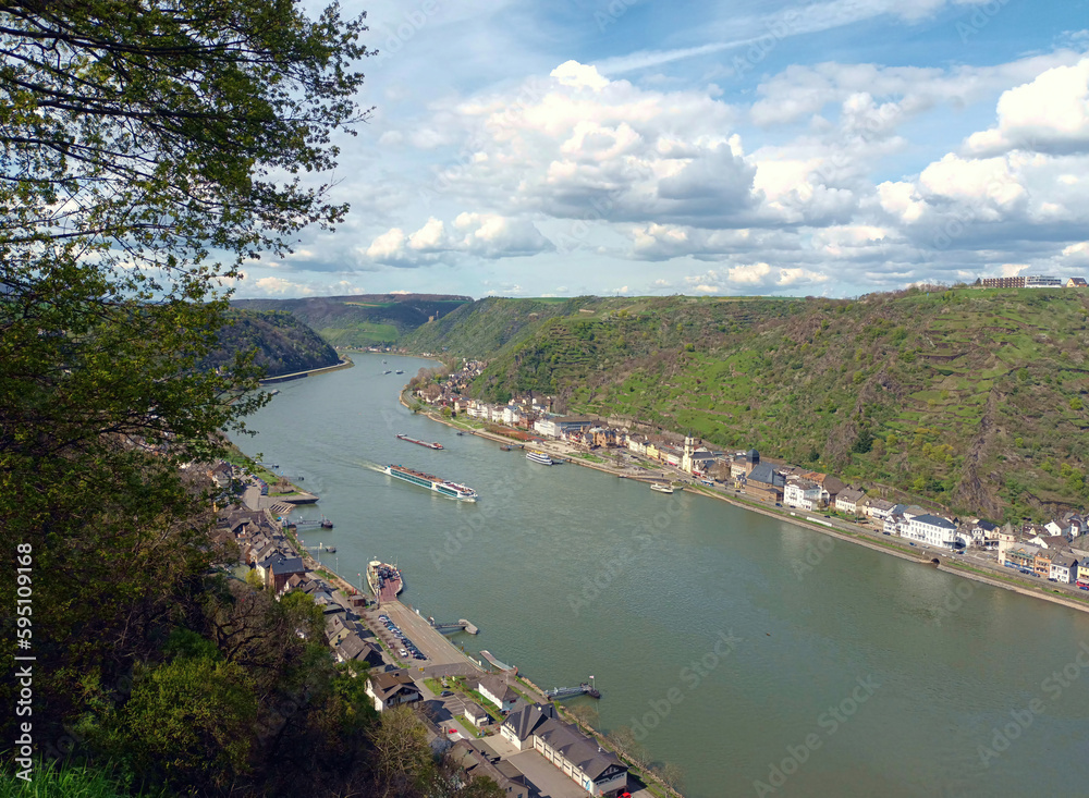Blick auf St. Goar und St. Goarshausen am Rhein im Oberen Mittelrheintal vom Wanderweg Traumschleife Mittelrhein, nominiert als Deutschlands schönster Wanderweg 2023.