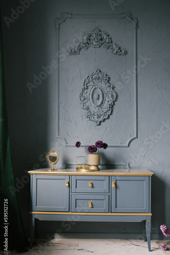 Obraz na płótnie Vintage chest of drawers decorated with flowers in the interior with stucco on the wall, luxury home design w salonie