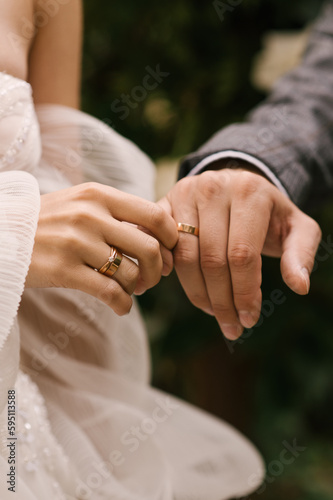 Obraz na płótnie The bride and groom hold hands w salonie