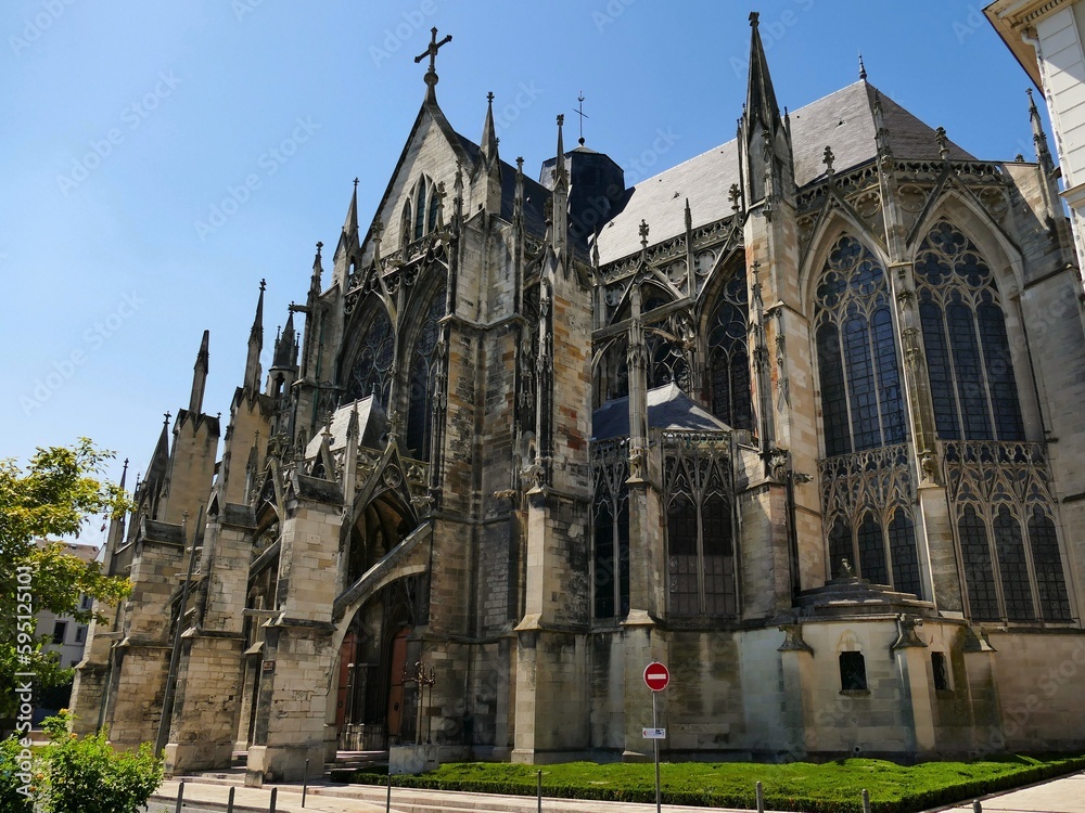 La façade latérale de la basilique Saint-Urbain de Troyes