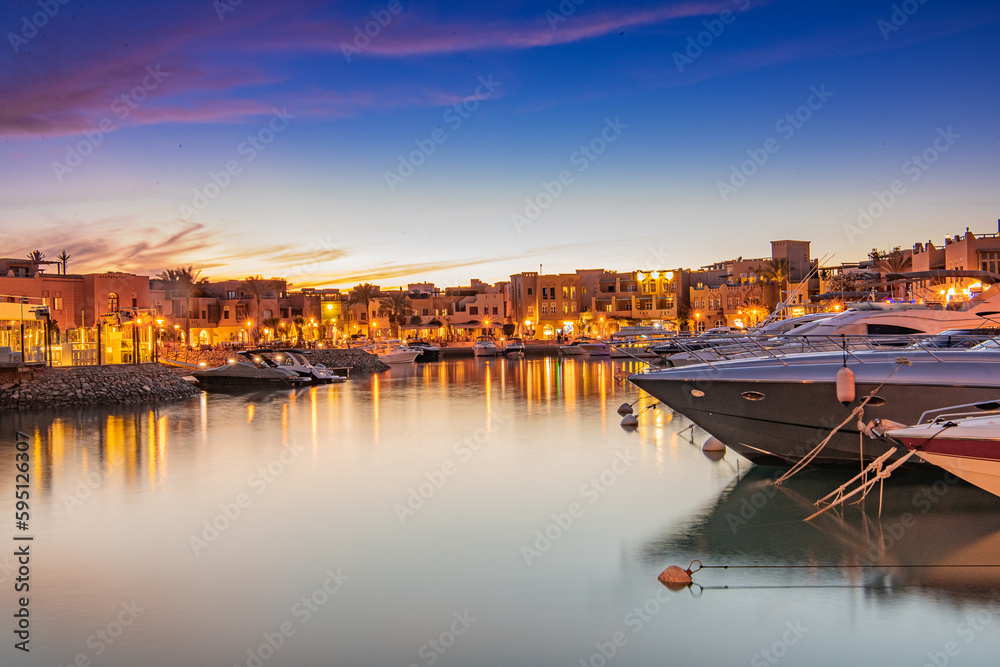 EL Gouna in Ägypten, Abu Tig Marina mit Booten und Spiegelungen zur Blauen Stunde.