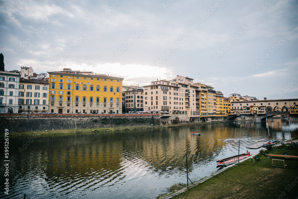 Naklejka premium Looking out at the Arno River and Ponte Vecchio in Florence, Italy at Sunset