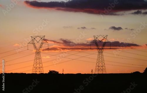 Torres de alta tensão no pôr-do-sol