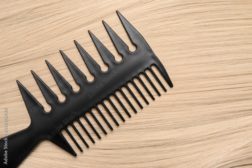 Obraz premium Brush on blonde hair, closeup