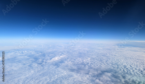 飛行機の上空から眺めた雲と青い空