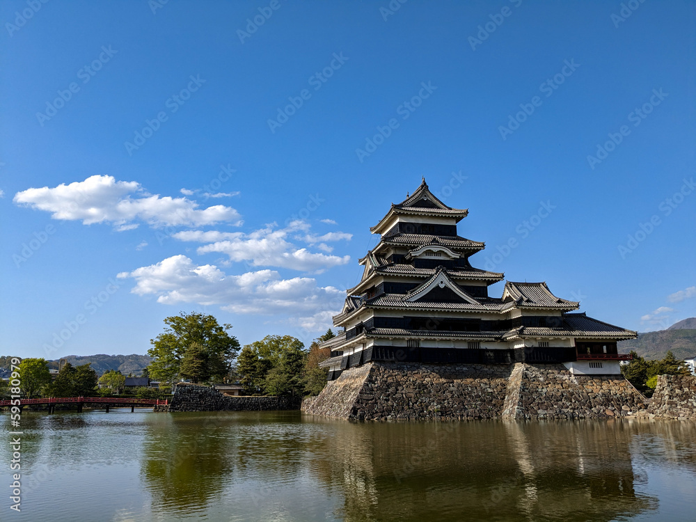 青空の春の国宝松本城