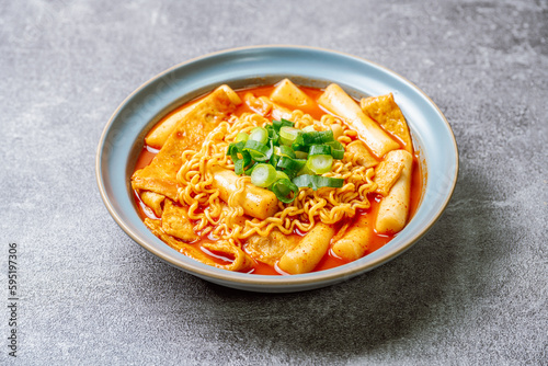 Rabokki, Korean style Stir-fried Instant Noodle : This dish is tteokbokki with ramen noodles. Tteokbokki is a spicy dish made with rice cake, vegetables, and fish cake, all stir-fried together in a go