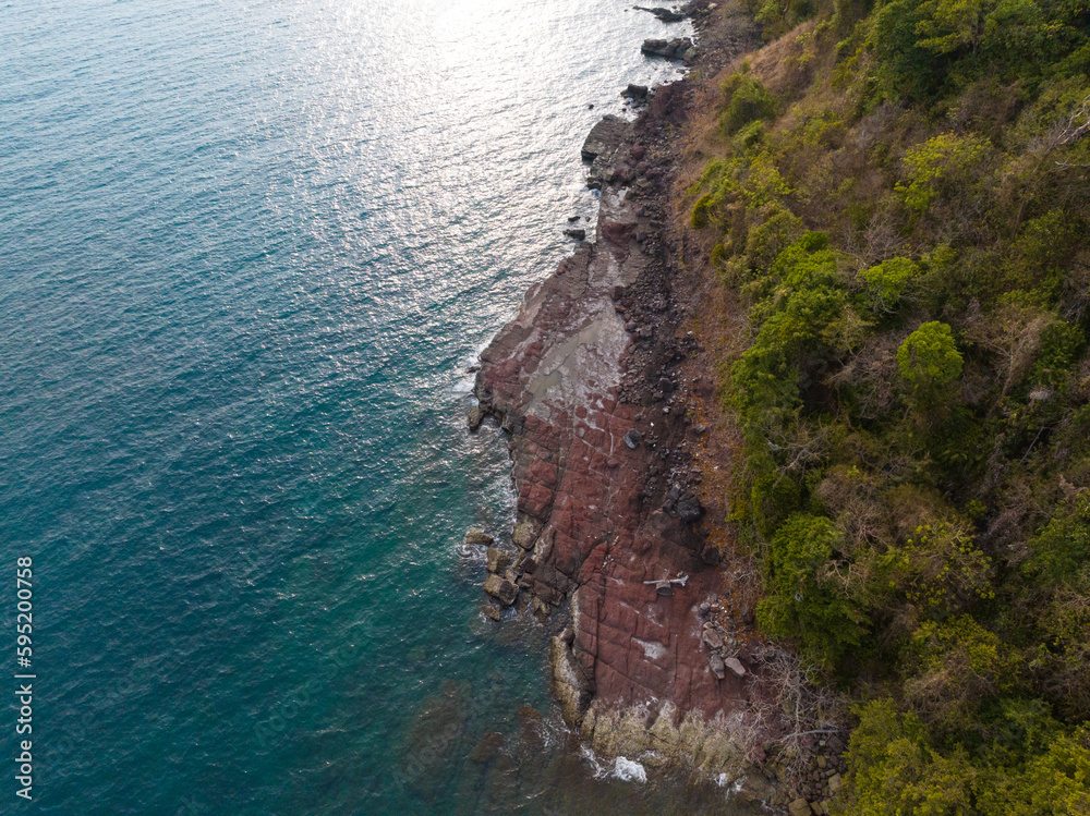 Obraz premium Aerial drone view of beautiful beach with turquoise sea water and palm trees of Gulf of Thailand. Kood island, Thailand.