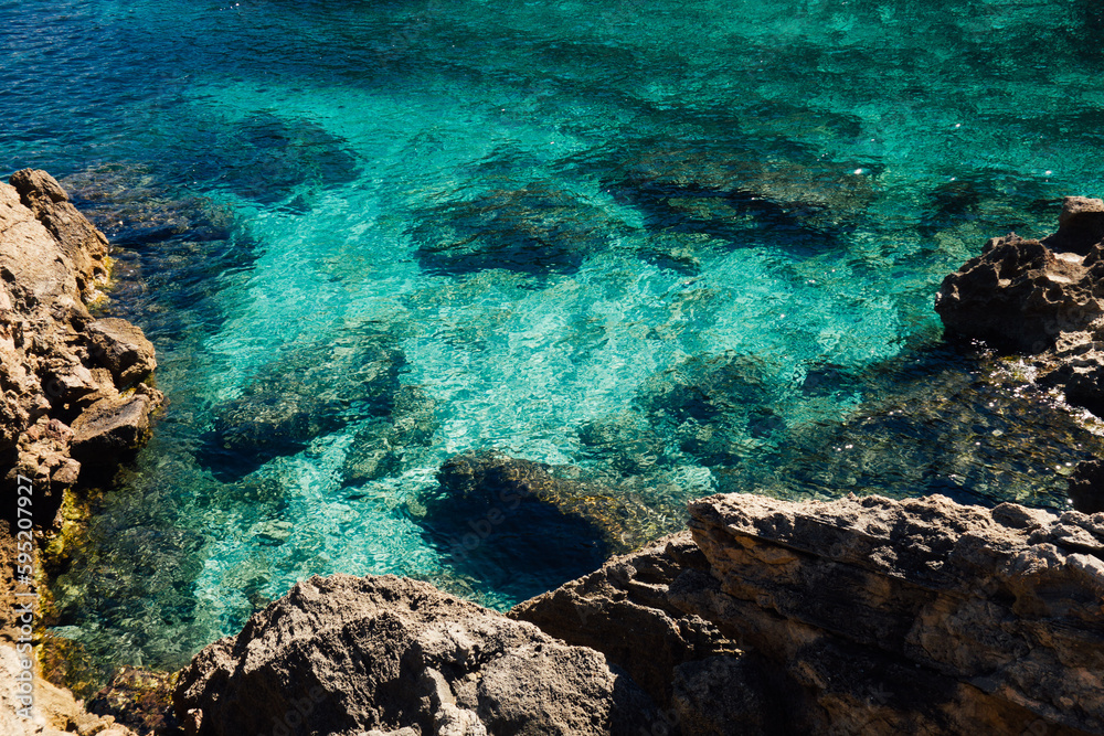 Littoral bleu turquoise aux Baléares. Eaux limpides dans la méditerranée. Mer chaude en été. Eau magnifique. Côte méditerranéenne