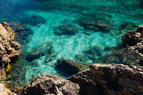 Littoral bleu turquoise aux Bal  ares. Eaux limpides dans la m  diterran  e. Mer chaude en   t  . Eau magnifique. C  te m  diterran  enne