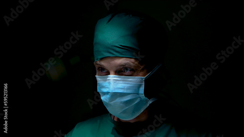 Fotografía Close-up face eyes doctor in operating room has determined look in eyes, ready perform surgery for patients are in operating room doctor wears hat collect hair cloth scraps for cleanliness and safety