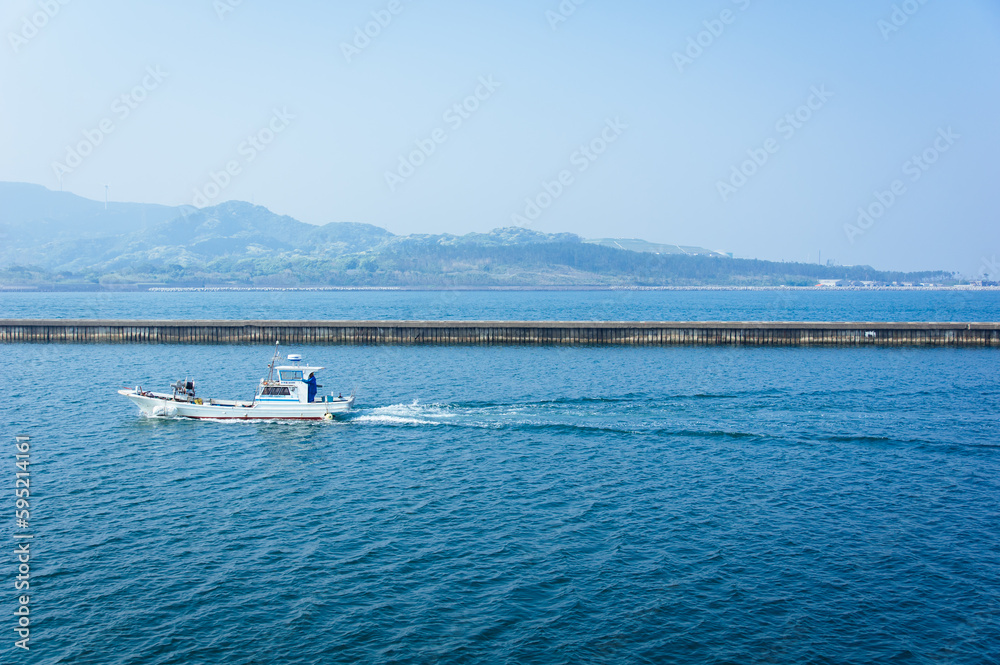Fototapeta premium 山と海とボート