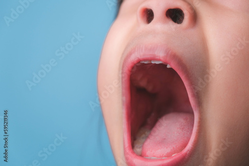 Foto Close-up inside the oral cavity of a healthy child with beautiful rows of baby teeth