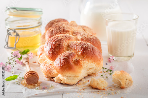 Φωτογραφία Fresh golden challah with milk and honey.